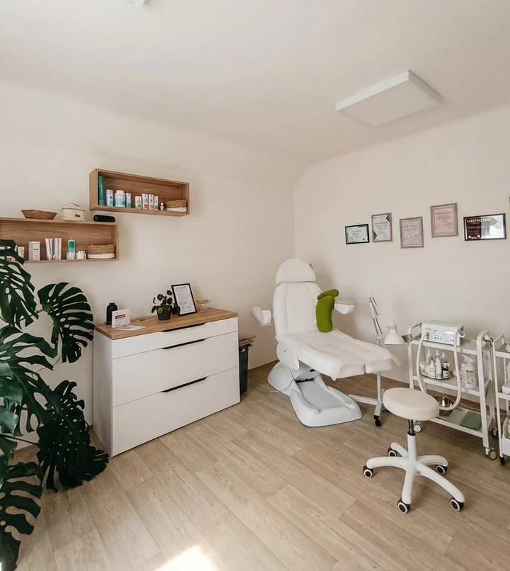 Pedikérský salon s křeslem, přístroji a certifikáty na stěně